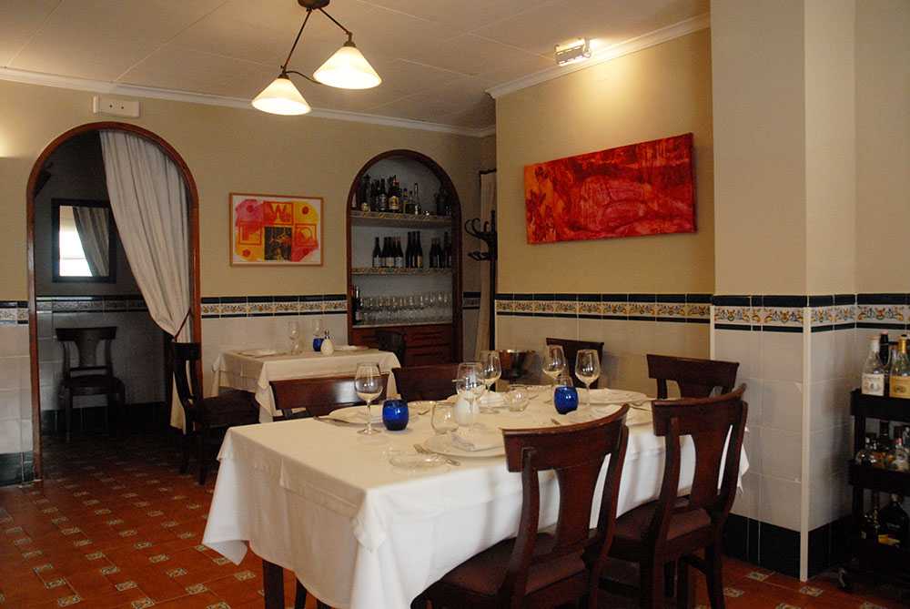 Exposición y decoración de Cuqui Guillén en restaurante Casa Carmina Valencia